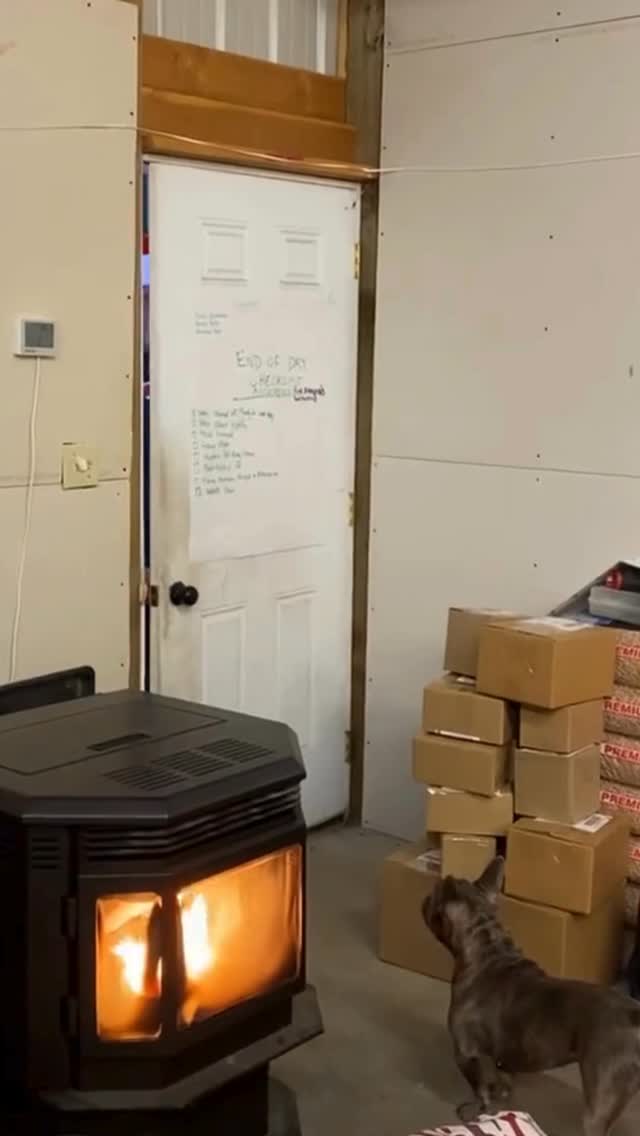 It’s crunch time at Santa Paws’ favorite Barkery! 🎅🐶
We’re hustling to get orders out by Christmas, while our three four-legged elves make sure every treat passes the ultimate taste test.
We are wishing you all a wonderful holiday season! 🎄