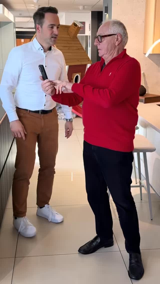 Heute übernimmt unser Senior Chef Thomas zum ersten Mal das Social Media - und er hat nur ein Ziel: 1000 Likes für seinen
Weihnachtsurlaub!
Also gebt ihm ein Herz, bevor er sich umentscheidet und wieder alles per Fax regeln will
Let’s go #küchenstudio #küchenhausfriedt #kraichgau #bürocomedy #einzelhandel #eppingen #seniorchef #marketing