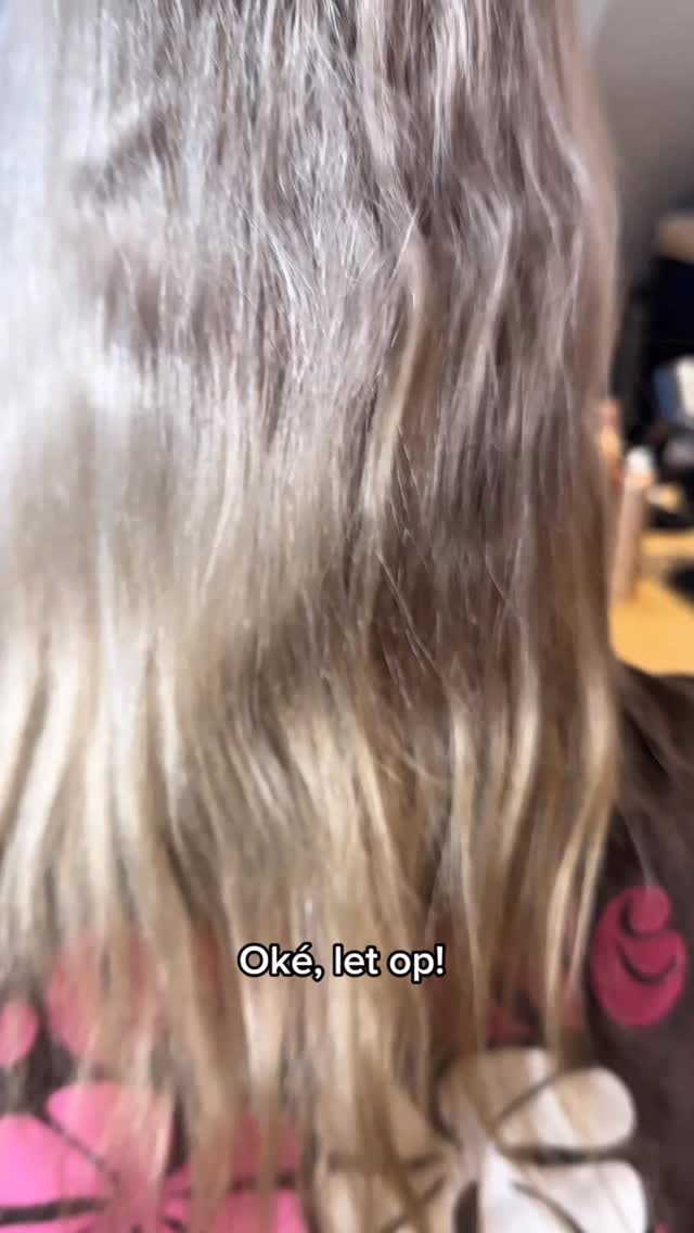 Eerlijk is eerlijk: De punten waren toe aan een make-over! 😉
Met een toner hebben we Shirley’s kleur weer helemaal strak en koel gekregen, en daarna was het tijd voor de ultieme finishing touch: MEGA LENGTE! ✨
120 gram extensions erin en we zijn ready to go. Hoe vet is dit resultaat?!
#droomhaar #iceblonde #hairinspo #haarverlenging #volumeboost #weften #zoetermeer #kapper