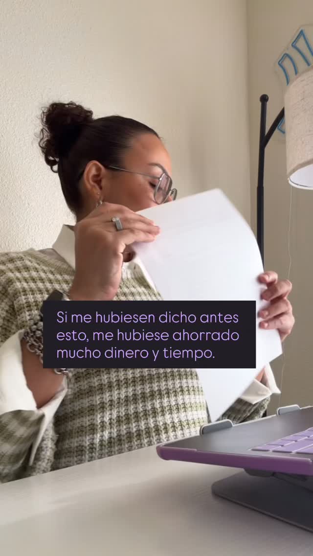 Cuando empiezas a emprender y no tienes mucho capital, cada decisión pesa.
Y la verdad que nadie te dice es esta:
no es falta de herramientas, ni de cursos, ni de ideas…
es falta de mentalidad productiva.
Sin ella:
• inviertes en lo que no necesitas
• trabajas mucho pero avanzas poco
• repites errores que ya te costaron dinero
Con una mentalidad productiva aprendes a:
• priorizar lo que sí genera resultados
• usar mejor tu tiempo (aunque sea poco)
• tomar decisiones más claras y estratégicas desde el inicio
Esto no es trabajar más.
Es pensar mejor antes de hacer.
👉 Si estás comenzando o tu presupuesto es limitado, este mensaje es para ti.
💬 Escríbeme “MENTALIDAD” por DM y te cuento cómo empezar a desarrollar una mentalidad productiva desde ya (sin gastar de más).
Estás a tiempo. Y eso lo cambia todo 🤍
#empreproductiva #mujerproductiva #mentalidadproductiva #mamásemprendedoras #enfoqueproductivo