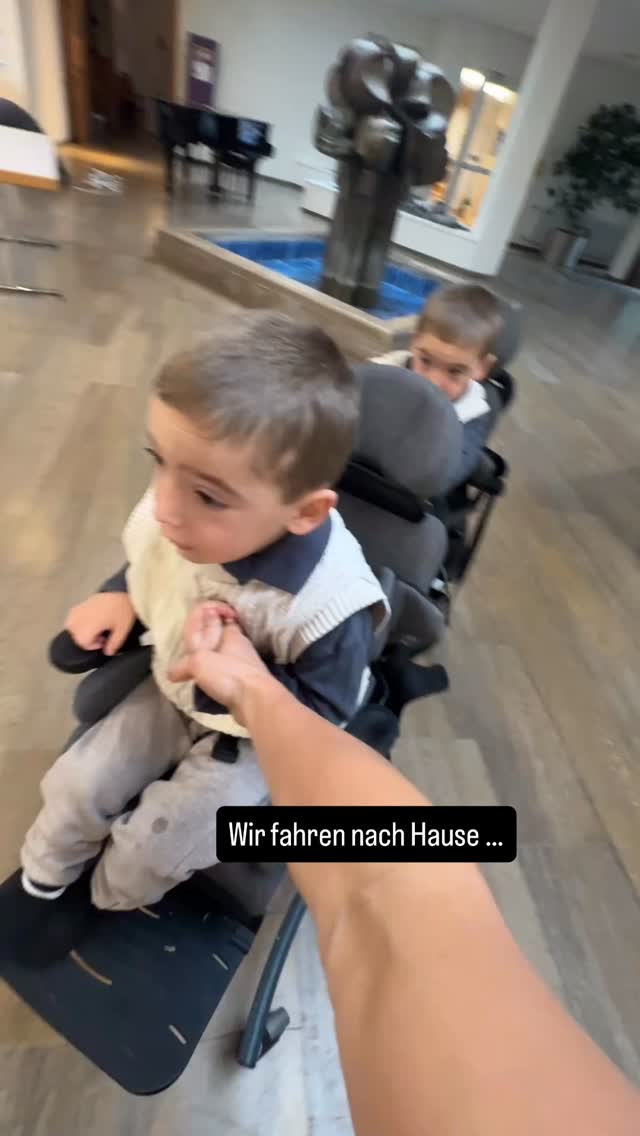 Wieder zuhause…
Unsere Zeit in der Klinik ist vorbei und wir sind wieder zuhause. Wir haben in der letzten Woche noch Besuch von unserer Oma gehabt, haben einen maßgefertigten Stützbody bekommen, der uns mehr Stabilität geben soll und neue Beinorthesen, weil wir kräftig weiter wachsen. Wir haben so viel gelernt und versuchen das jetzt zuhause weiter umzusetzen….
Uns ist wieder mal sehr bewusst geworden, wie geduldig und aufmerksam sich die PflegerInnen und ÄrztInnen dort um alle kleinen PatientInnen kümmern trotz Zeit- und Personalmangels. Hinter jeder Tür auf dieser Station gibt es eine tragische Geschichte, die jede Familie vor eine große Herausforderung stellt…
Wir hoffen, euch geht es allen gut ♥️
Luca & Neo
#starkwiezwei #leucodystrophie #kindermitbesonderenbedürfnissen #reha