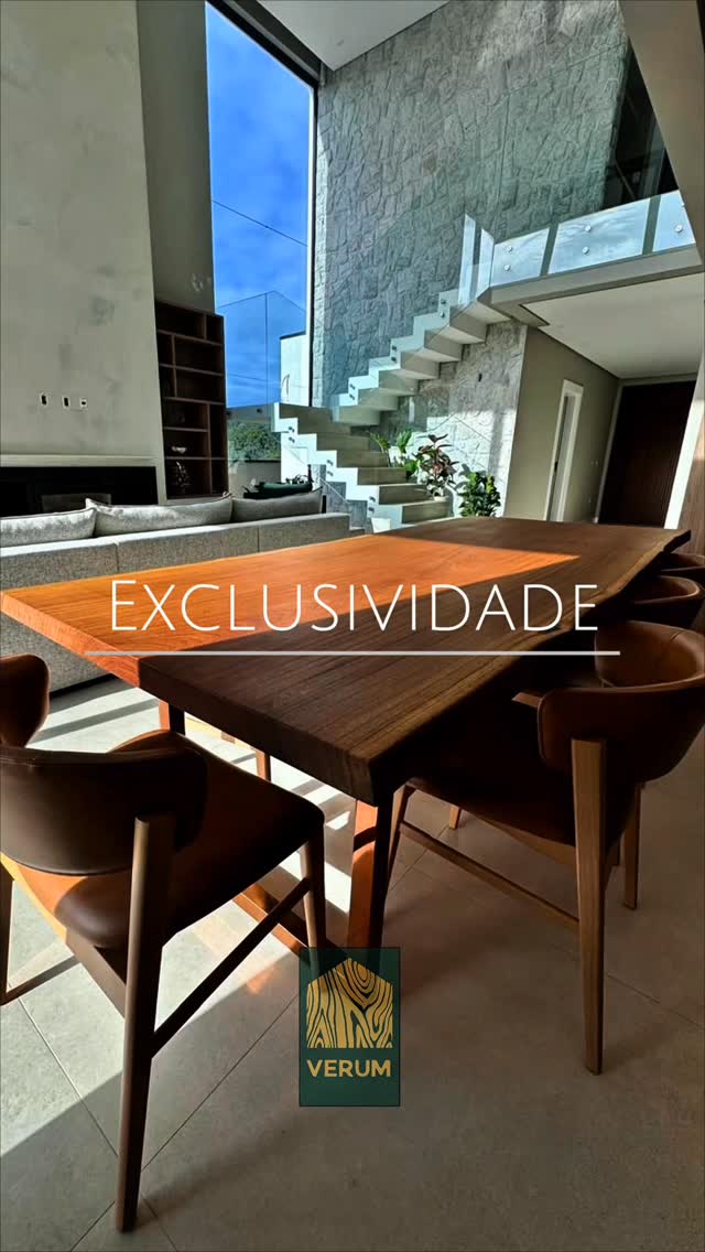 Quando o luxo encontra a natureza. 🪵✨
Mesa de jantar em madeira maciça 100% natural, com bordas orgânicas que trazem a beleza imperfeita e única da árvore para dentro da sua casa.
O grande destaque? Os pés com acabamento em efeito dourado espelhado, que elevam o ambiente a outro patamar de sofisticação.
Uma peça que une rusticidade nobre com elegância contemporânea. Feita para quem não aceita menos que o extraordinário todos os dias.
📏 Tamanhos sob medida
🌳 Madeira maciça certificada
Quer ter essa obra de arte na sua casa? Manda um direct ou WhatsApp que te passo todos os detalhes! 👇🏼
#MesaMadeiraMaciça #BordaOrganica #DesignExclusivo #DecoracaoDeLuxo #MoveisSobMedida