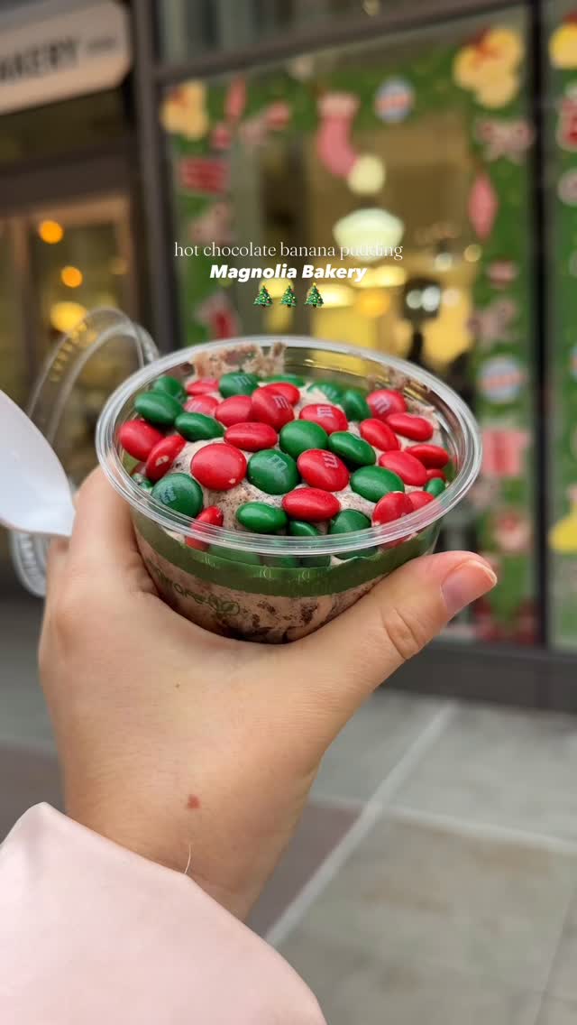 @magnoliabakery holiday flavor drop: Hot Chocolate Banana Pudding. 🤎
Chocolate pudding layered with bananas, chocolate wafer cookies, marshmallow fluff, mini chocolate chips, and holiday-colored M&Ms. 🍫🎄
#chicago #magnoliabakery #chicagofoodie #bakery