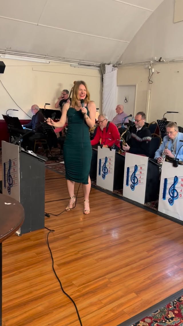 SANTA BABY! 🎅🎄✨
The Christmas count down is on beauts! 3 more sleeps.
Sarah x
.
.
.
.
.
.
#sarahjonesjazz #jazzsinger #jazzvocalist #santababy #bigband