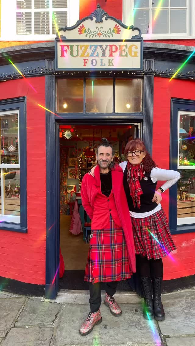 @toto.the.artist and I are rather partial to a bit of tartan.
#tartanskirt #madfriends #lovetartan