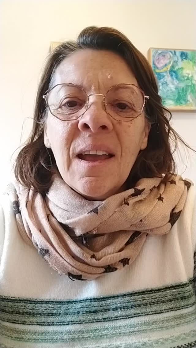 Le tirage de la semaine posté un lundi... Ça faisait longtemps !
On revient vers son coeur d'enfant tout en gardant les pieds dans le monde des grands avec l'archétype de Peter pan : dans son espace de lumière il remet de la conscience de soi en étant connecté avec amour à son ombre tout autant qu'à sa lumière , et connectés aux autres car il est leader, chef de bande qui prend soin de chacun. Il nous aide cette semaine à trouver en nous assez d'amour de nous même pour remettre en équilibre ombre et lumière et pour ne pas sombrer dans l'anxiété ambiante.
On remet de l'amour dans notre coeur pour faire face aux événements avec plus de sérénité.
Belle semaine!
#connaissancedesoi #archetypes #energetique #ame #energetique #oracle #ombreetlumiere #emotions #intuition