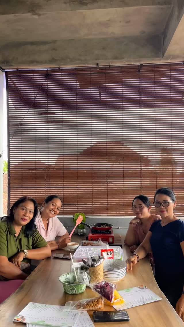 Setelah lama tak bertemu, akhirnya ada jeda di tengah kesibukan yang menumpuk yay ✨🫣😂
Hari ini semua makanan homemade, langsung dari dapurnya Tangan Local Ubud 🍃
Kalau lagi liburan ke Bali, wajib mampir ke sini.
Ayu juga buka cooking class, seru dan penuh rasa, local rasa.
Yuk singgah, sekaligus support local 💛
See you soon, girls 🧚♂️🌞🧡
semoga selalu sehat, waras, dan penuh tawa.
#ubud #womancircle #funtime #womansupportingwoman #supportlocalbusiness