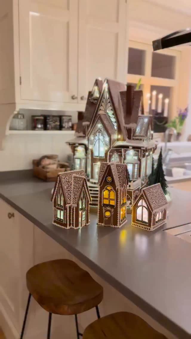 Dessa små hus✨🤎
LILLEBY är gjorda för pepparkakshus-pyssel i mindre format – perfekta som ett mysigt familjeprojekt där alla tar var sitt hus och tillsammans bygger en liten pepparkaksby!
Modellerna är enkla men charmiga, med tre olika hustyper att välja mellan.
(Obs! I filmklippet är vissa moment förenklat, precis så man kan göra, skippa ex. skorsten eller kanske bara göra spegelvänd fram/baksida)
Jag använde LILLEBY med mina tjejkompisar och deras döttrar för två veckor sedan, och det var ren magi ✨
Från den yngsta på 6 år – alla lyckades bygga sitt eget lilla hus.
(Se reel i flödet 🤎😇)
Perfekt pyssel för mellandagarna, när tempot sänks och hela familjen är hemma! Fram med kristyr, deg och låt er kreativitet flöda🏡✨
💫 Vill också påminna om att Webshopen är endast öppen fram till 31 december och öppnar åter igen 1 oktober.
Detta är en säsongswebshop – vill du säkra din favoritmall inför nästa höst, passa på redan nu 🤎🙏🏼
✨Reklam för egen verksamhet✨
www.ellensdesign.se
#pepparkaks #pepparkakshus #pepparkakshusbygge #gingerbread #gingerbreadhouse #pepparkakor #småhus #julhus #christmas #julpyssel #christmascraft #craft #create #creativity