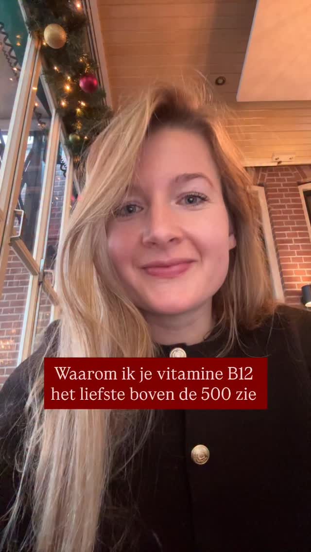 Waarom? Heel simpel ➡️
Niet al het B12 in je bloed is actief B12. De hoeveelheid vitamine B12 in je bloed is niet gelijk aan hoeveel B12 er in je cellen zit (terwijl het daar functie moet uitoefenen).
Om dit te weten moet je altijd verder onderzoek doen naar andere waardes zoals methylmalonzuur.
Uit klinische ervaring én literatuur blijkt:
Bij bloedwaarde B12 < 300 → 40–50% heeft verhoogd MMA = functioneel tekort
Bij bloedwaarde B12 300–400 → 20–30% heeft verhoogd MMA
Bij bloedwaarde B12 400–500 → nog steeds 10–15% functioneel tekort
Pas bloedwaarde > 500–600 → vrijwel geen verhoogd MMA meer
MMA stijgt wanneer B12 in de cellen ontbreekt, niet in het bloed.
Dus vitamine B12 500+ is feitelijk de grens waarbij de kans op tekort echt afneemt.
In Nederland is de ondergrens 150 voor vitamine B12. Reken maar dat je je beter voelt als die richting de 500 gaat.
Dus welke waarde zou jij graag willen hebben?