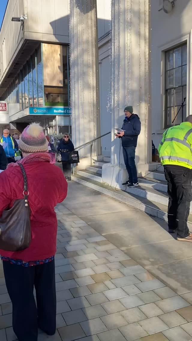 What a beautiful day in Bedford! Head over to Harpur Square this afternoon at 3.30pm and join in with Sing-a-long Carols and the Grace Community Church. Song sheets are provided and a festive feel-good time is guaranteed.🎄 Event lasts approximately 45 mins 🫶