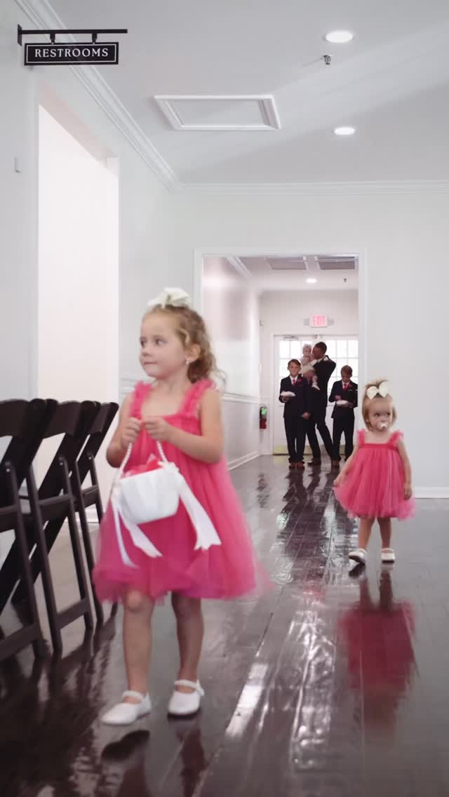 You can always count on the kiddos to bring some laughter to the day. No one ever really knows what to expect, but they never disappoint. Especially not this sweet girl! đđđĽ°đĽ°
#jacksonvilleweddingvideographer #pawleysislandwedding #pawleysislandweddingvideographer #myrtlebeachwedding #myrtlebeachweddingvideographer #flowergirl #flowergirls #ameliaislandweddingvideographer #floridaweddingvideographer #funnyflowergirl #preciousmomentsâ¤ď¸ #bridalprocession #kidsdothedarnestthings #staugustineweddingvideographer #pittsburghweddingvideographer