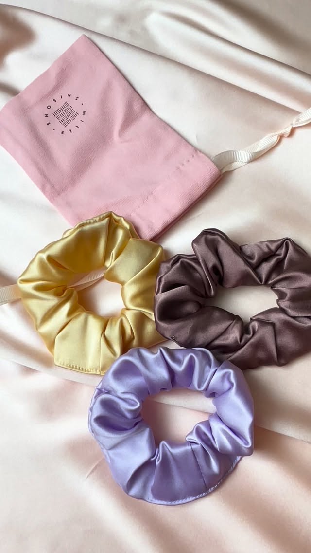 Last chance to save in my Black Friday sale including an extra saving on selected gift sets like this silk scrunchie trio! Now just £24.30 with a £31.50 value making it the perfect time to buy a hair care Christmas present (or for yourself! Sale ends Monday 1st December
Thank you so much for your orders so far and I have been working hard to try and keep as much in stock as possible!
Video description- Joās hands pack three silk scrunchies in dusk purple, lilac and gold into a pink Mille Saisons branded drawstring