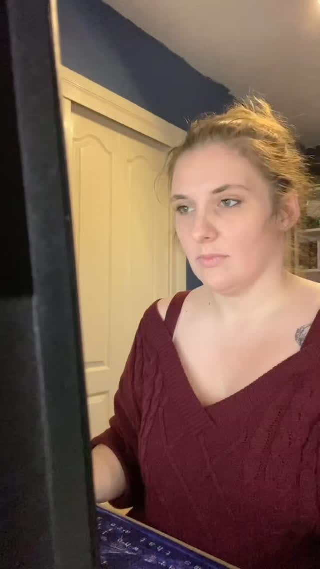 “I read fantasy for the worldbuilding.”
Sure. Try looking at Oryn & Zeth without getting hot.
Not all monsters hide in the dark — some stare right at you and wait for you to stare back.
⚔️ Choose your danger: Team Oryn 💙 or Team Zeth 💚?
Okay, question… if you were trapped with one of them, who should I not rescue you from?
psst… it’s okay to watch this on repeat 😉
“Ik lees fantasy voor de worldbuilding.”
Tuurlijk. Probeer naar Oryn & Zeth te kijken zonder het warm te krijgen.
Niet alle monsters verbergen zich in de schaduw — sommige kijken je recht aan en wachten tot jij terugkijkt.
⚔️ Kies je gevaar: Team Oryn 💙 of Team Zeth 💚?
Vraag… als je met één van hen wordt opgesloten, bij wie moet ik je niet redden?
psst… het is oké om dit op repeat te kijken 😉
#thirsttrap #booktok #romantasy #readingfortheplot #shadowdaddy #darkfantasy #villainera #fantasybooks #bookboyfriend #viralvideo #bookishgirls #thirsttok #fantasytrailer #indieauthor #selfpub