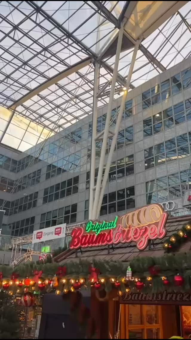 Der Weihnachts- und Wintermarkt auf dem Gelände des Münchner Flughafens hat täglich geöffnet von 11-21 Uhr.
Kleiner Tipp: am besten ins Parkhaus P20, da Besucher dort bis zu 3 Stunden kostenfrei oder vergünstigt parken können, indem sie ihr Ticket an den Marktständen abstempeln lassen. Das Parkhaus P20 ist direkt am Terminal 2 gelegen. #Weihnachtsmarkt#Wintermarkt#Food #weihnachtszeit #Weihnachtszauber
