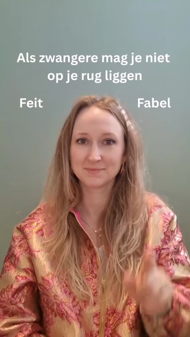 ☆♡ Rugligging ♡☆
Wij blijven altijd veel vragen krijgen over slapen op je rug.
Veel zwangeren denken dat ze niet op hun rug mogen liggen.
Achter je baarmoeder langs loopt je vena cava, een groot bloedvat. Als je op je rug ligt, dan kan het zo zijn dat je baby dit vat gedeeltelijk dichtdrukt. Mocht dat gebeuren, dan voel je dit doordat je niet lekker wordt. Heb je hier last van, draai dan naar je linkerzij en je zult merken dat het beter gaat. Heb je geen klachten in rugligging, dan wordt het vat niet dicht gedrukt en mag je gewoon op je rug blijven liggen.
#rugligging #venacava #zwanger #liggen #Verloskundige #zorg #advies #baby #momtobe #zwangerschap #kwaaltjes