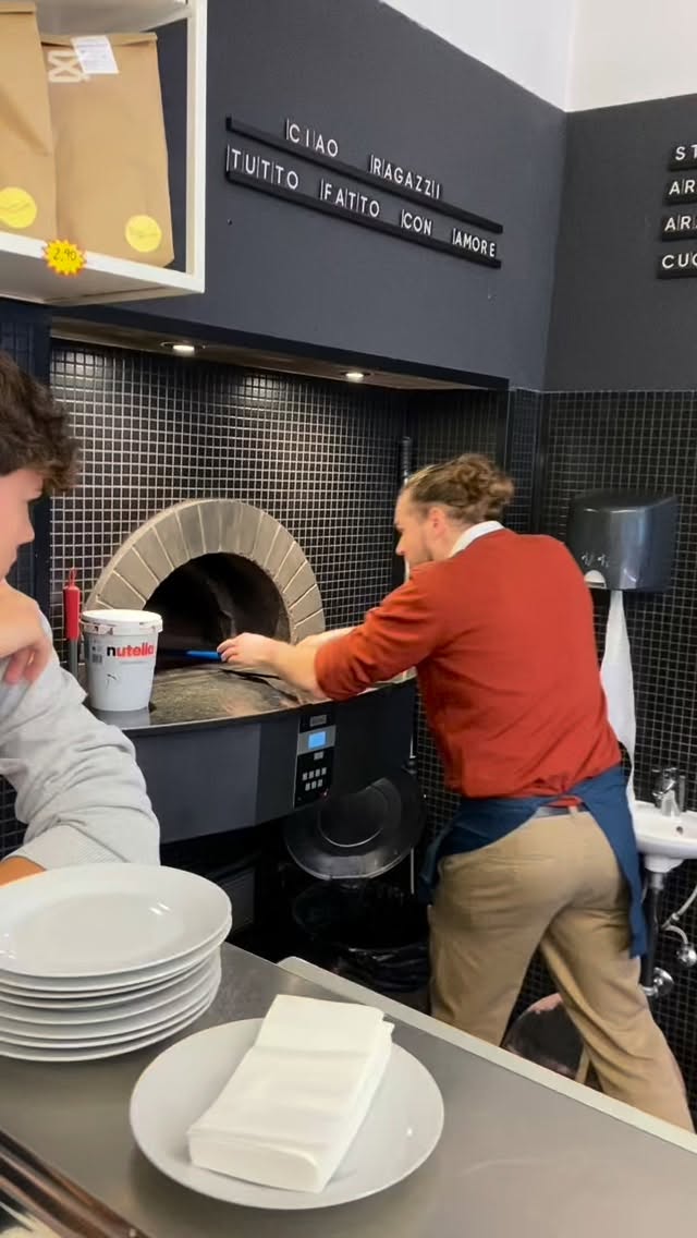 No matter your age, your background, or whether you’ve ever used your home oven, at Scuola Volante you’ll learn to create an authentic Neapolitan pizza from scratch.
Our instructors will guide you through traditional techniques, quality ingredients, and the art of working the dough — turning a simple lesson into a true culinary experience.
Join us and discover the joy of crafting something genuinely Italian with your own hands. 🍕✨
#neapolitanpizza #pizzaclass #pizzaschool #pizzaworkshop #pizzamaking #pizzalovers #italianfood #cookingschool #cookingclass #foodexperience #authenticpizza #pizzaiolo #learnsomethingnew #pizzaculture #pizzaart #handsoncooking #foodieexperience #pizzagram #italiancuisine #madeinitaly #pizzalife #pizzalover #pizzadough #artisanalpizza #pizzaacademy #pizzachef #foodietravel #culinaryclass #pizzaobsession #pizzatime