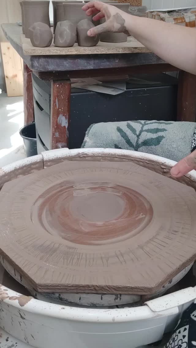 Un coup d'oeil côté atelier 👀 je vous embarque dans les backstages de la première étape de fabrication d'une tasse à thé. 300g de terre, 5 minutes de tournage et quelques années de pratique.