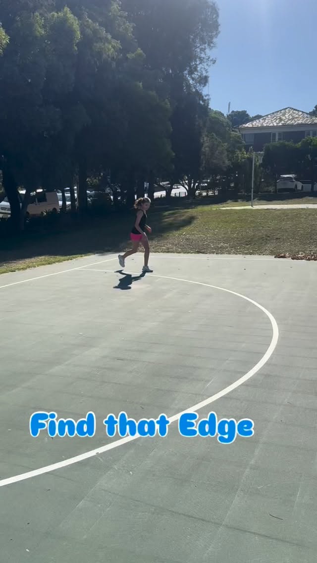 The crafty mid-courter 💪
Using the leg closest to the defender to get on the edge helps players hold space and feed with ease.
It’s a small, often overlooked skill — but it changes everything.
Teach the basics. Don’t assume they know it 👊🏼🏐
.
.
.
#netball #netballers #netballdrills #netballgirls #netballtraining #netballaustralia