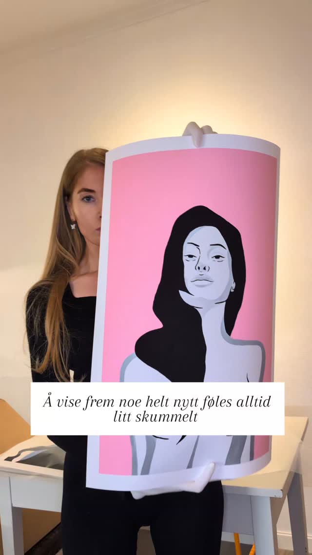 Det er alltid litt skummelt å skulle vise frem noe helt nytt. Et nytt medium til og med.
Jeg er vant til å vise frem mine digitale arbeider, men maleriene mine har jeg frem til nå holdt litt for meg selv.
Jeg har valgt å ikke selge originalene mine. Enda.
Men jeg selger et begrenset antall gicléeprint av de.