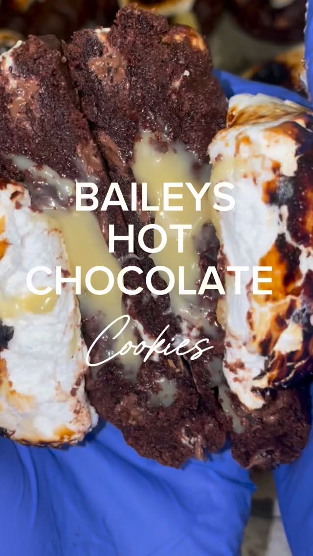 The white chocolate baileys ganache is the perfect balance to the rich triple chocolate dough. You literally feel like you’re having a boozy hot chocolate with marshmallows 😩🤎
The perfect treat for Xmas time 🙌🏾 link in bio to order for your Xmas preorder!