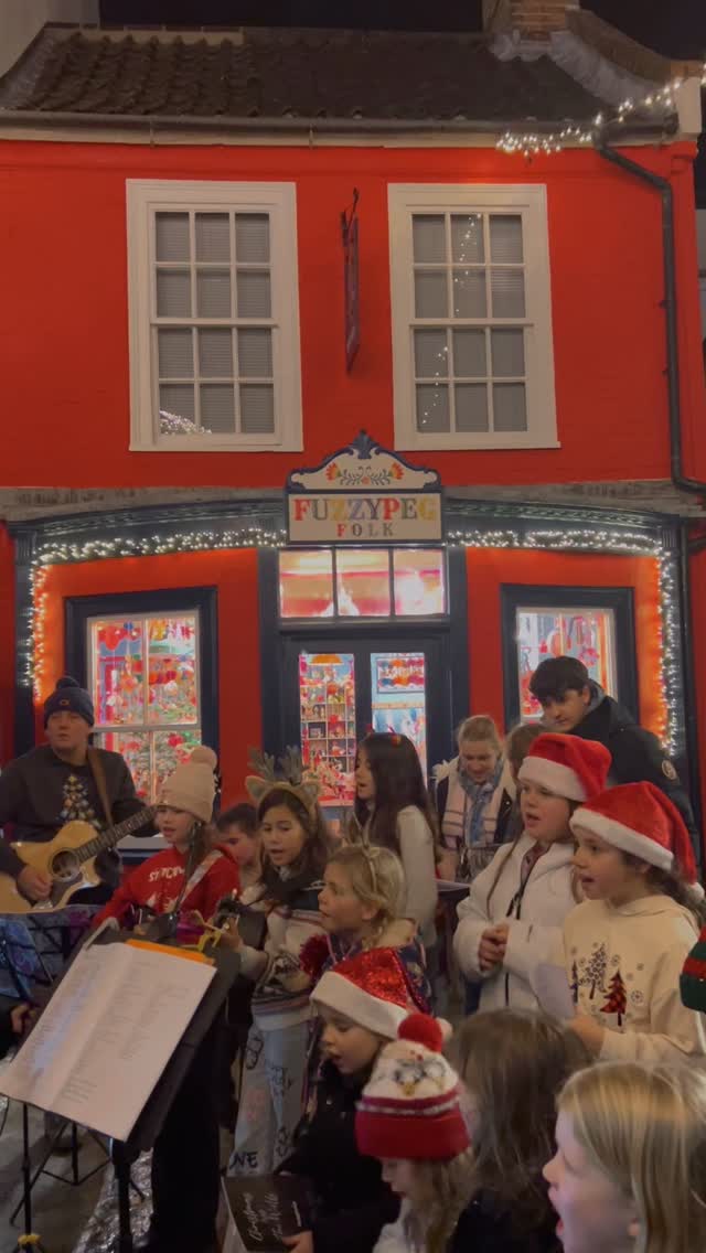 A sweet little festive moment yesterday.
#childrenschoir #bungay #bungaysuffolk