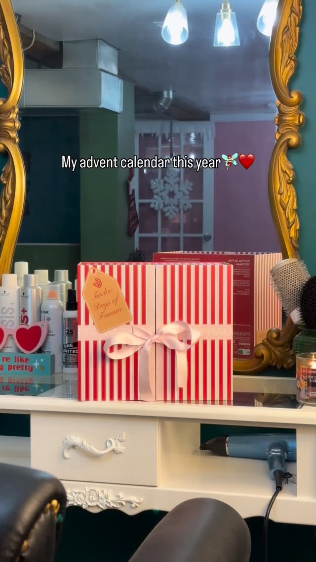 Christmas just got cuter 🎀🎄❄️ @framar
#hairstylist #adventcalendar #foils #festive #framar