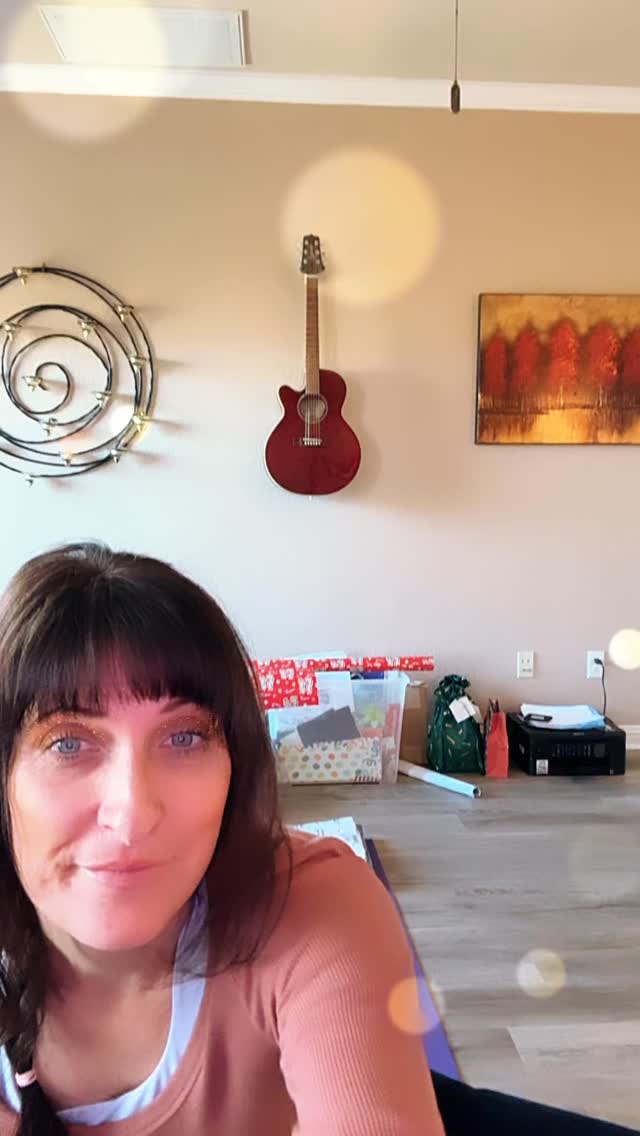 @bigtimeadulting has got the right idea!!! Let’s #dance through the holidays like EVERYONE is watching and we Boogie even better!
#boogiedown #holidayspirit #dancetoheal #somatictherapy #beamwithbrookelin