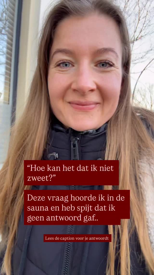 “Hoe kan het dat ik niet kan zweten?”
Deze vraag hoorde ik in de sauna @veluwsebron afgelopen zaterdag.
In mijn intake formulier vraag ik altijd als iemand kan zweten. Zweten is een essentieel detox mechanisme van ons lijf die we tegenwoordig goed kunnen gebruiken.
Wat oorzaken zijn van niet kunnen zweten?
👉 Te weinig T3 schildklierhormoon (kan samen gaan met trage schildklier)
👉 Te weinig mineralen zoals kalium, magnesium en natrium
👉 Disbalans in de bloedsuiker gecombineerd met lage suikers
👉 Mitochondriale disfunctir; er wordt te weinig energie aangemaakt in je cellen om te kunnen zweten.
👉 Laag oestrogeen door menopauze of (postpartum) hormonale dip
Zweten tijdens inspanning of een bezoek aan de sauna is ècht super gezond. Zweten is een gratis detox voor je lijf!
Wat kun je doen om het te ondersteunen?
1. Zorgen voor voldoende inname van mineralen uit groente, fruit, aardappels, bottenbouillon, kokoswater.
2. Je bloedsuiker leren stabiel te houden door slimme combinaties te maken in je voeding. Carbs combineren met vetten/eiwitten.
3. Inzicht krijgen middels bloed of speeksel onderzoek naar je hormonen (dm voor vragen)
Ga jij graag naar de sauna? En lukt het je om te zweten?