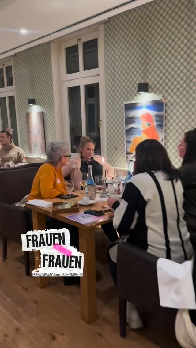✨ Frauen stärken Frauen e.V. – Frauennetzwerk Tübingen ✨
Gestern haben wir uns bereits zum 5. Mal getroffen – dieses Mal in einem ganz besonderen Ambiente: der Rosenau in Tübingen 💐
Was für eine wundervolle Atmosphäre, was für eine besondere Stimmung und was für außergewöhnliche Frauen, die diesen Abend getragen haben.
Zum ersten Mal haben wir einen Impuls für die persönliche Entwicklung gesetzt – der Start von etwas, das wachsen, stärken und uns weiter verbinden darf. 🌱✨
Ab jetzt erwartet euch bei jedem Treffen ein neuer Impuls.
Ihr geht gestärkt, tief erfüllt und voller neuer Ideen und wertvoller Kontakte nach Hause. 🤍
In zwei Wochen sehen wir uns wieder – dieses Mal im Café Lieb in Lustnau beim Hornbach zum Frühstück.
Wir freuen uns auf euch! 🥐☕️
Sende diese Nachricht an eine liebe Freundin, die beim nächsten Mal unbedingt dabei sein muss — gemeinsam wachsen wir noch stärker!✨💛
#frauenstärkenfrauen #frauennetzwerktübingen #frauenpower #verbundenheit #tübingen #netzwerkenmitmehrwert #gemeinsamstark #persönlicheentwicklung