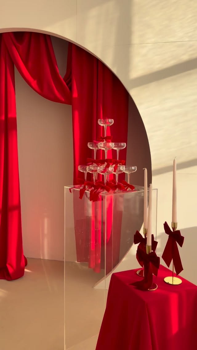 Studio One is feeling festive ❤️ She was only temporary, but now she’s here to stay for the rest of the festive season! So if you haven’t already, secure your session now and take full advantage of our seasonal install ✨