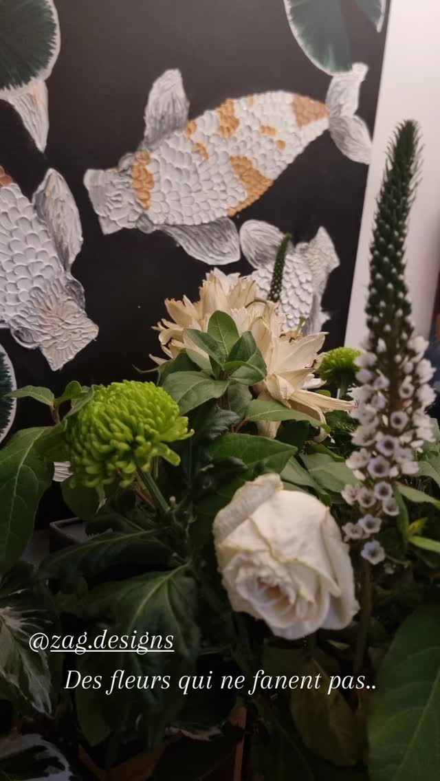 🌿Mettre la beauté en réserve…🌿
Aujourd’hui, j’ai prélevé quelques fleurs de mon bouquet pour les faire sécher délicatement. Elles entament maintenant leur petite métamorphose 🤗
Dans quelques jours, elles rejoindront mes futures créations.🌾💛
Hâte de vous montrer ce qu’elles deviendront..🌿💚