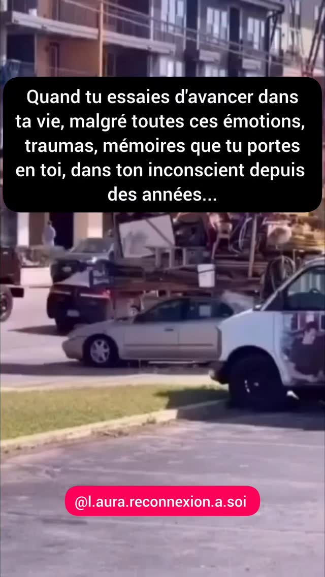 💫Votre inconscient influence vos comportements, vos choix et vos décisions à hauteur de 90%.
Et il est constitué de plein de mémoires et de parts à l'intérieur de vous. Il fonctionne un peu comme une boîte noire qui a tout enregistré depuis que vous existez.
Des parts en vous, des mémoires, vous en avez plein... Je peux vous citer les principales et les plus connues : l'enfant intérieur, le féminin et masculin intérieurs, le critique intérieur (l'ego), la mère intérieure etc...
Mais sachez que dès que vous avez vécu une émotion forte/marquante, un trauma, pendant l'enfance, cela a créé une mémoire en vous.
Bien sûr des mémoires vous en avez des positives (beaux souvenirs), mais vous en avez aussi des "négatives", des douloureuses. Toutes ces fois où vous n’avez pas pu vous exprimer ou que votre émotion n'a pas été écoutée, accueillie, elle s'est cristallisée ainsi en vous.
Chaque émotion qui n'a pas pu être libérée reste enfermée à l'intérieur, elle ne disparaît pas.
Donc si vous avez enregistré plusieurs moments douloureux dans votre vie sans jamais avoir pu exprimer, libérer l'émotion et apaiser la part de vous qui a souffert à l'époque, ça s'est accumulé en vous. C'est ce qui provoque dans votre vie d'aujourd'hui un mal être, de la dépression, des émotions débordantes ou bloquées, de l'anxiété, des schémas répétitifs, des conflits intérieurs, des peurs, une grande tristesse inexpliquée, une colère constante etc.
Du coup, ces parts de vous qui sont blessées peuvent vous empêcher d'avancer comme vous voulez dans votre vie.
La bonne nouvelle c'est que rien n'est immuable, vous pouvez revisiter le passé en allant libérer, apaiser, alléger, mettre à jour toutes ces parts de votre inconscient. Et ce afin de digérer le passé et avancer comme vous le souhaitez dans votre vie ❤
👉 Du 08 au 10 décembre je vous offre une immersion en ligne offerte "Guérison et Manifestation". Et ce, pour comprendre le fonctionnement de votre inconscient, rencontrer la part de vous qui manifeste tout dans votre vie, et débloquer votre pouvoir de manifestation.
Lien d’inscription en bio
À bientôt,
Laura 😘