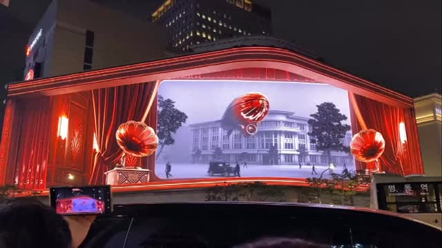 🎄✨ Donde Empieza la Navidad en Seúl: Shinsegae Square Illumination ✨🎄
Si hay un lugar en Seúl donde realmente se siente que empieza el invierno, es frente al Shinsegae Department Store de Myeong-dong. Cada año, locales y viajeros se reúnen aquí para disfrutar uno de los espectáculos navideños más icónicos de la ciudad… ¡y este año volvió aún más grande y mágico que nunca! ❄️💫
El show de arte digital transforma toda la fachada del Shinsegae Department Store en un mundo fantástico lleno de luces vibrantes, decoraciones festivas y el adorable personaje Puuvilla, que llena el ambiente de alegría navideña. 🎅✨
✨ Lo más destacado
Este año, Shinsegae Square alcanza una escala impresionante, creando un espectáculo aún más inmersivo y deslumbrante.
La proyección dura aprox. 3 minutos, pero todos terminan quedándose mucho más: es imposible no detenerse, tomar fotos y sonreír. 📸💖
💡 Tips para disfrutarlo mejor
📍 Mejor vista: frente a la Salida 1 del Centro Comercial Subterráneo Hoehyeon.
🧣 Hace frío en la tarde-noche, ¡así que abrígate bien!
🎄 El interior del gran almacén también está bellamente decorado — vale la pena entrar a explorar.
📌 Información útil
- Lugar: Shinsegae Department Store – Sede Principal, 63 Sogong-ro, Jung-gu, Seúl
- Fechas: 7 de noviembre 2025 – 31 de enero 2026
- Horario del show: 17:00 – 24:00 (proyección de 3 minutos, repetida)
Y al igual que el mensaje de este año, “Wonder All the Way”, ojalá tu viaje de fin de año por Corea esté lleno de alegría, calidez y momentos que brillen. ✨🎄
#corea #coreadelsur #coreacontigo #coreacontigotour #viajeacorea #turismocoreano #navidadencorea #coreaeninvierno #shinsegae #shinsegaedepartmentstore #myeongdong #iluminaciónnavideña #lugaresdecorea #navidadenseúl #WonderAllTheWay #artedigital #seúl