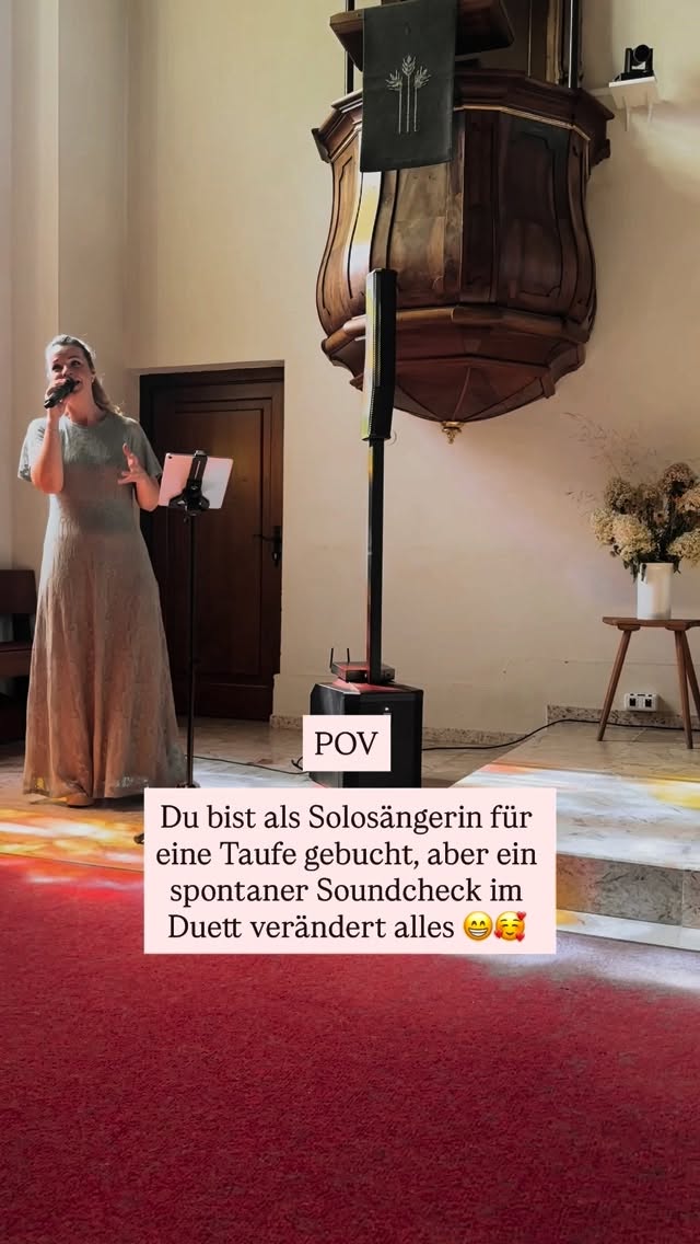 Manchmal entstehen die schönsten Dinge, wenn man sie nicht geplant hat.
Geplant war: Ich singe solo bei der Taufe.
Passiert ist: @lukrapptiv , mein bester Freund, der eigentlich selbst als Sänger auf Taufen und Hochzeiten unterwegs ist, springt für Michi an der Technik ein- und am Ende stehen wir beide vorne und singen gemeinsam 🤍
Beim Soundcheck habe ich zu ihm aus Spaß gemeint: „Komm‘, sing’ mit, Lukas.“ Und wir haben ein paar Zeilen angestimmt, einfach, weil wir es lieben, gemeinsam zu singen.
Die Taufeltern haben uns gehört und sofort gemeint: „Wir wollen euch im Duett.“
Und plötzlich wurde aus einer Solobuchung ein Duett 🎶
Dafür lebe ich Musik. Und für all die Menschen, die sie so fühlen wie wir. ✨🤍🎤
#taufe #taufsängerin #taufmusik #gesangsduo #hallelujah