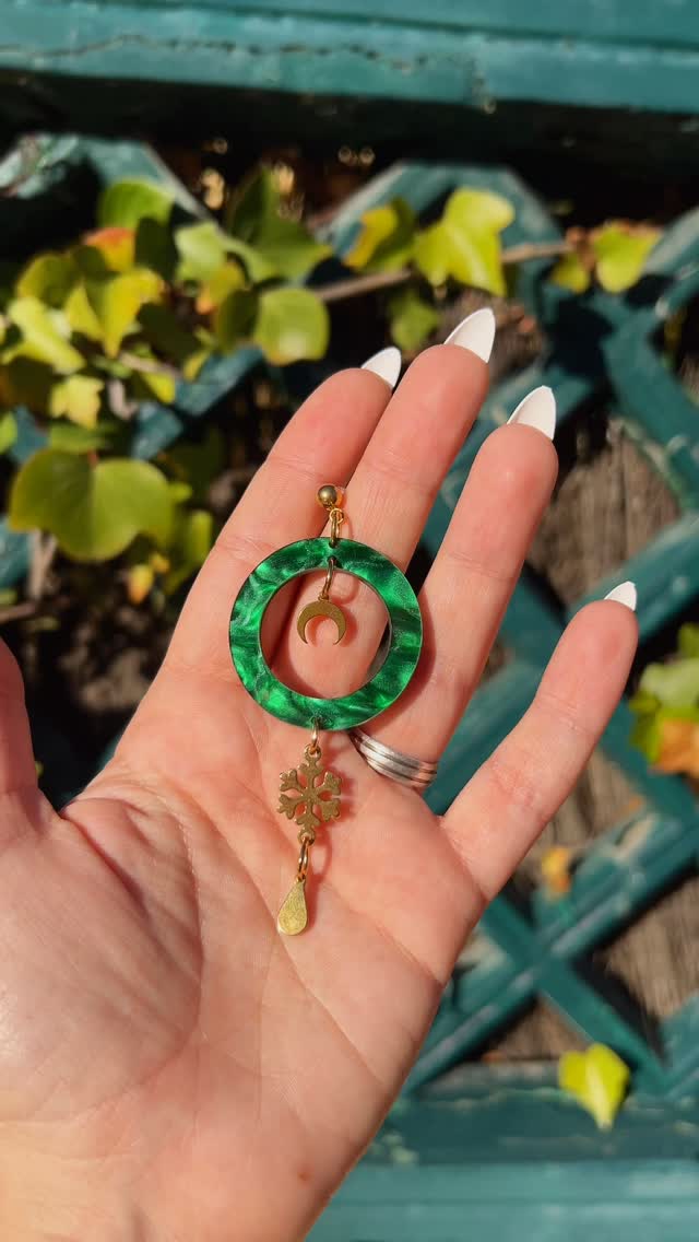 Los pendientes PERFECTOS para las cenas navideñas.
Elegantes pero sin ser recargados.
Por cierto, tienen los colores que mejor les sientan a las pelirrojas 😍
(Sí, tengo manos de artesana y por eso me puse uñas de pega 👀🤭)