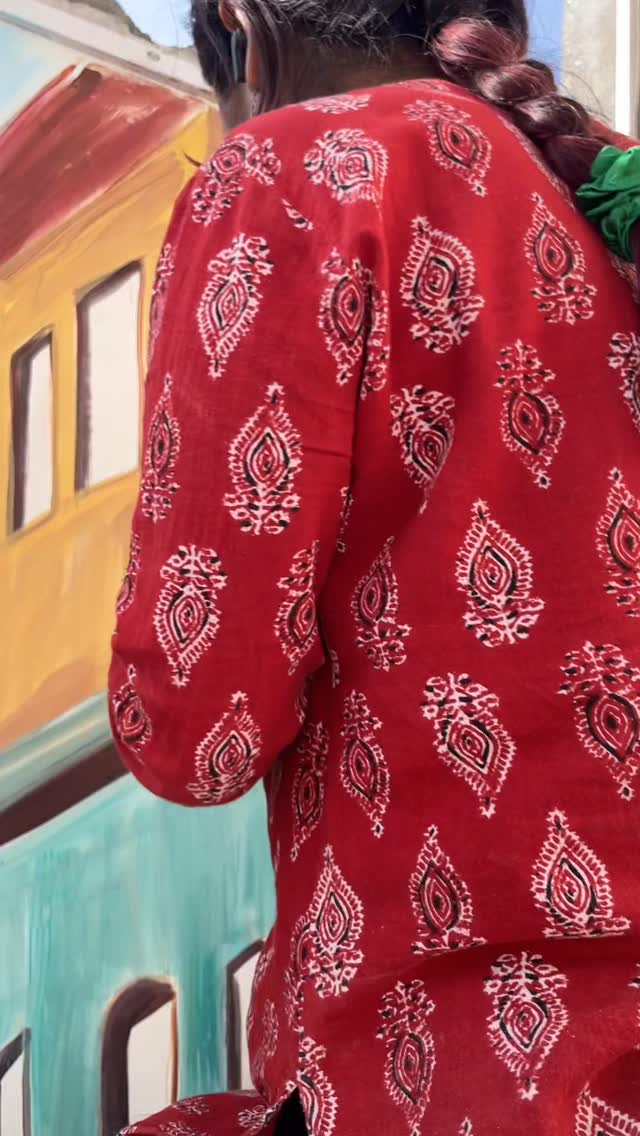 I showed up to this year with plans and biding adieu to it with faith. Faith in my practice and in being okay with uncertainty, in letting devotion lead the way. 💙
Grateful to all the walls that held me steady while I learned how to stay. It was never just about the murals but also about early mornings, late nights, dust, borrowed ladders, coffee breaks, conversations, getting to know strangers and let them know me. 🫶🌼
My art didn’t just live on the walls this year, it lived with people.🌈🦋
#anewpamapaints #anewpamatravels #newyearreflections #merrymerrymagic #hopeandfaith