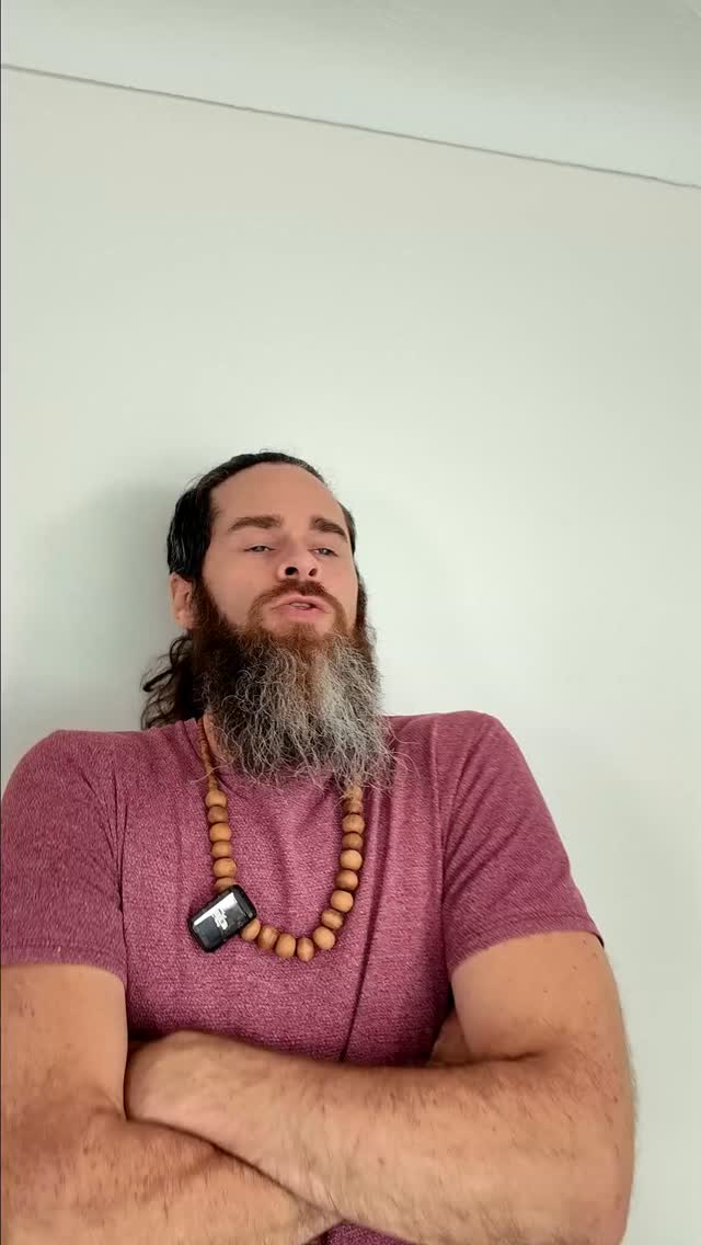 Quoi faire quand quelqu'un veut éviter les protéines à tout prix ? 💪Vaut mieux en rire ! 😂 🥜🥛 Quelles alternatives aux viandes pour les protéines? Les légumineuses, les noix, les graines et les produits laitiers! 🌱😋 #nutrition #proteines #vegetarien #sketch #nutrition #diététiste