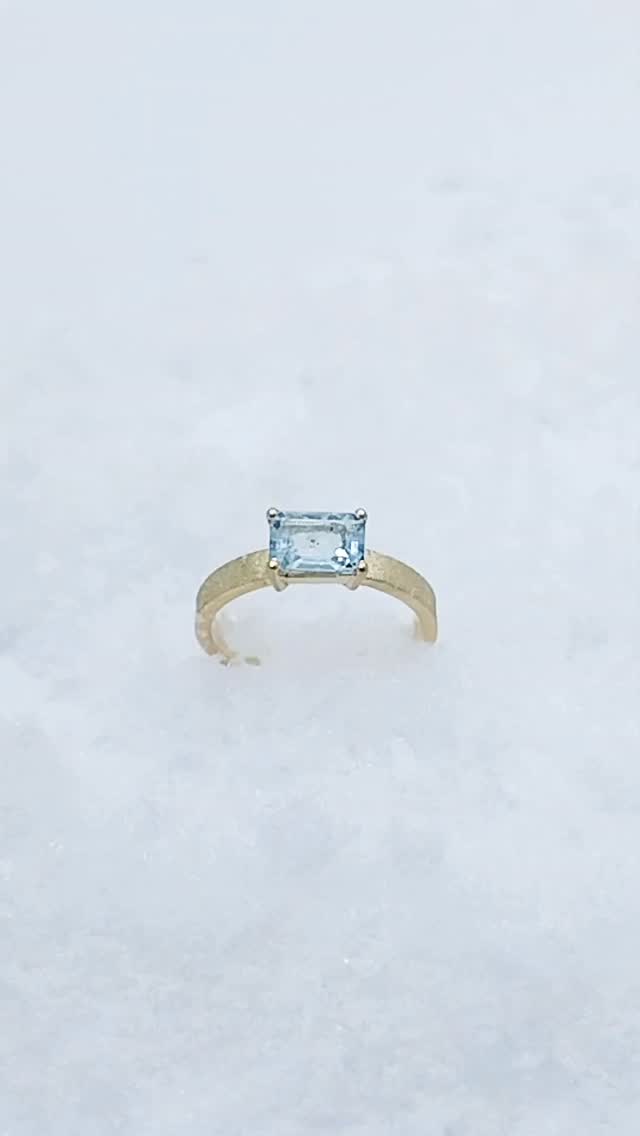 Ze kwamen samen het atelier binnen:
zij, een jonge vrouw met een idee in haar hoofd,
en haar grootmoeder, die een klein blokje oud goud had meegenomen.
Ze wist wat ze mooi vond,
Dus namen we de tijd.
Samen schoven we ringen, edelstenen, voorbeelden van structuren over tafel.
Ze vertelde, ik luisterde.
Ik stelde opties voor, voelde voorzichtig af waar haar ogen van gingen sprankelen.
En stukje bij beetje kwam haar visie tot leven.
Een aquamarijn — haar geboortesteen.
Dwars op de vinger, niet zoals traditie het voorschrijft,
maar zoals zíj het diep vanbinnen al in gedachten had.
Met een gestructureerde ringband, zodat de steen zou stralen zoals zij zelf mocht gaan doen.
Haar grootmoeder keek toe met die zachte, trotse glimlach,
wetend dat het oude goud dat ze meebracht
nu deel zou worden van iets nieuws, iets dat haar kleindochter met vertrouwen zou dragen.
En zo ontstond de ring.
Niet alleen door haar idee, en niet alleen door mijn handen,
maar door het samen vinden van wat écht bij haar past.
#goudsmid #duurzaamjuweel #juweelontwerp #goud
#uniekejuwelen #juwelenontwerp #antwerpgold #costummade #juwelenopmaat #goudsmid #kooplokaal #vakmanschap #goudsmidatelier
#shinebright #belgischontwerp #kapellen
#geboortesteen #maatwerkjuwelen
#maatwerk #juweelontwerp #jijbentgoudwaard
#handmade #jewelrydesign #handmadejewelry
#goudsmidantwerpen #yourpersonalgoldsmith #brasschaat #maatwerk #costumedesign