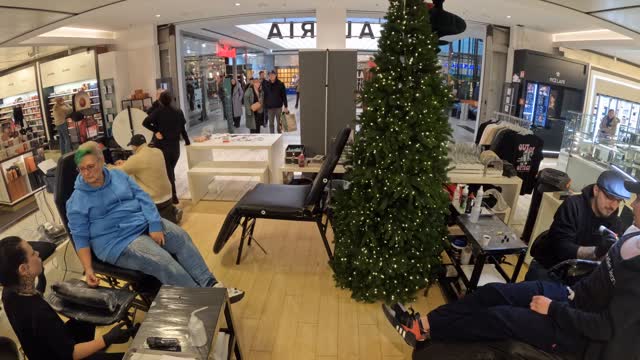 DANKESCHÖN!
Ihr seid zahlreich erschienen und wir haben richtig viele von euch im Galeria Kaufhof gesehen – das hat uns unglaublich viel bedeutet.
Danke an alle, die heute da waren und unseren Geburtstag in irgendeiner Weise mit uns mitgefeiert haben. Die vielen Gutscheine und Geschenke, die wir heute ausgegeben haben, haben uns echt überrascht!
Es waren viel mehr Menschen an unserem Stand, als wir uns vorgestellt hatten und wofür wir Gutscheine vorbereitet hatten!
Das ganze Silver-Team bedankt sich bei euch allen und wünscht sich, dass die nächsten 9 Jahre genauso schön werden wie die letzten 9!