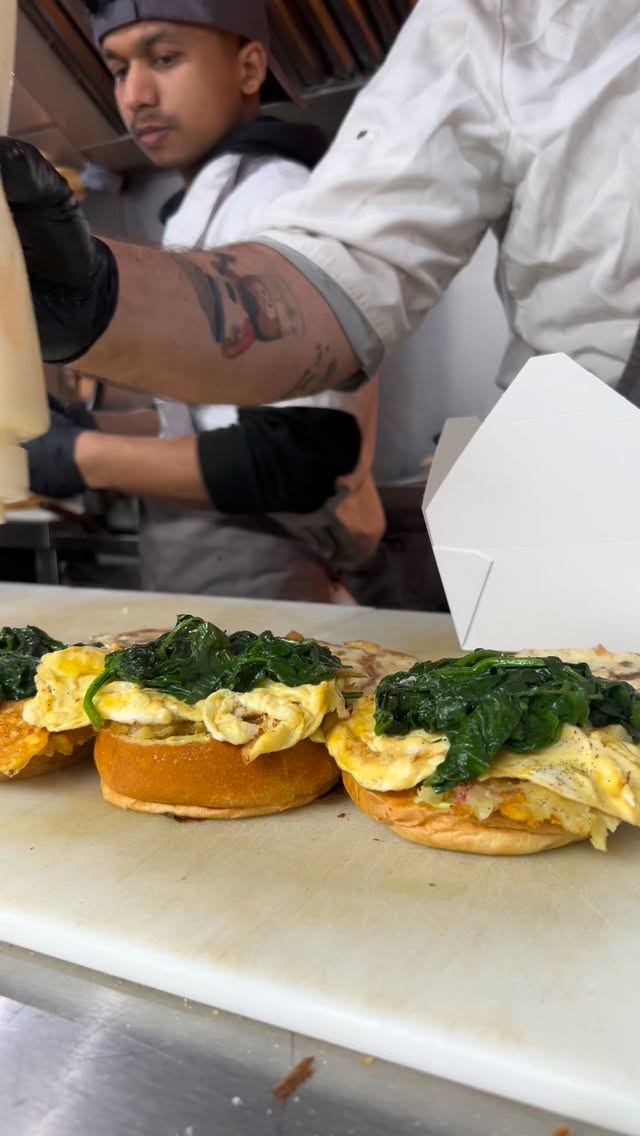 Vegetarian Breakfast done right:🤌
Scramble egg, fresh spinach, melted cheese, smashed hash brown, and avocado paste and Mayo 🫠
Order online or visit us at Spitalfields Market! 📍
#MammasGoodies #VegetarianBreakfast #VeggieEats #LondonBreakfast #SpitalfieldsMarket #LondonFoodies #BreakfastLovers #HealthyBreakfast #LondonEats #FoodieLondon #OrderOnline