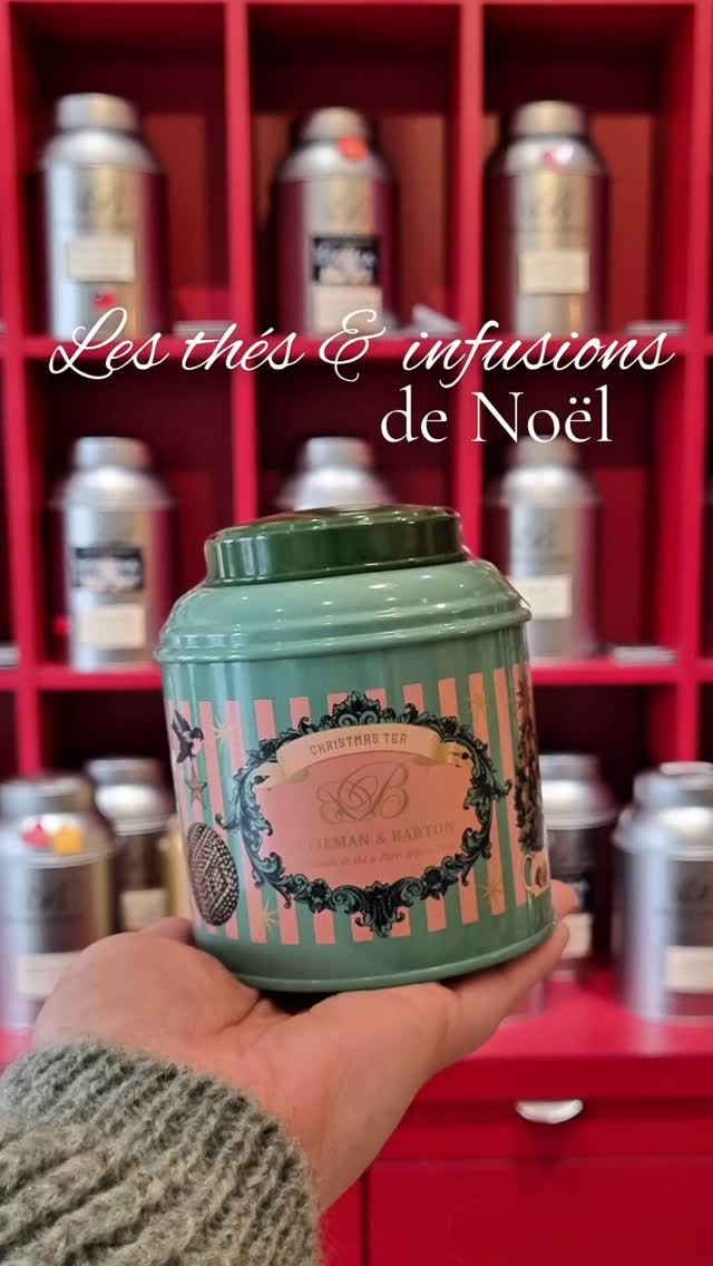 🎄✨ Team Épices ou Team Fruité ? ✨🎄
La saison des thés de Noël est lancée chez Betjeman & Barton Tours… et le choix difficile aussi ! 😍
🔥 Team Épices : Il était une fois Noël (en noir ou en vert !) cannelle, amande, épices chaleureuses et parfums de biscuits fraîchement sortis du four… Un Noël cosy, enveloppant.
🍊 Team Fruité : Christmas Tea ! agrumes pétillants, écorces lumineuses, fruits confits… Un Noël vif, joyeux, étincelant, comme les rues de Tours en décembre.
💛 Et pour les petits (ou les grands sans caféine) :
🎅 Rooibos de Noël (rooibos fermenté d’Afrique du Sud, écorces d’orange douce, mélange d’épices de Noël, caramel, baies roses)
🌟 Tisane de Noël (verveine citronnée, éclats d’amande, morceaux de cynorhodon, cannelle, gingembre)
Alors, ce Noël, vous êtes plutôt frisson épicé, magie fruitée, ou douce version pour toute la famille ?
Passez en boutique découvrir votre tasse de fête… si vous arrivez à choisir 😉🎁
A shopper aussi sur notre boutique en ligne, lien en bio ⬆️
✨ Tours, capitale du thé de Noël ✨
#BetjemanAndBarton #ChristmasTea #TeamÉpices #TeamFruité #RooibosDeNoël #TisaneDeNoël #NoëlSansCaféine #TeaTime #ToursCity #IdéesCadeaux #Noël2025 #tealovers #instatea #toursmaville
