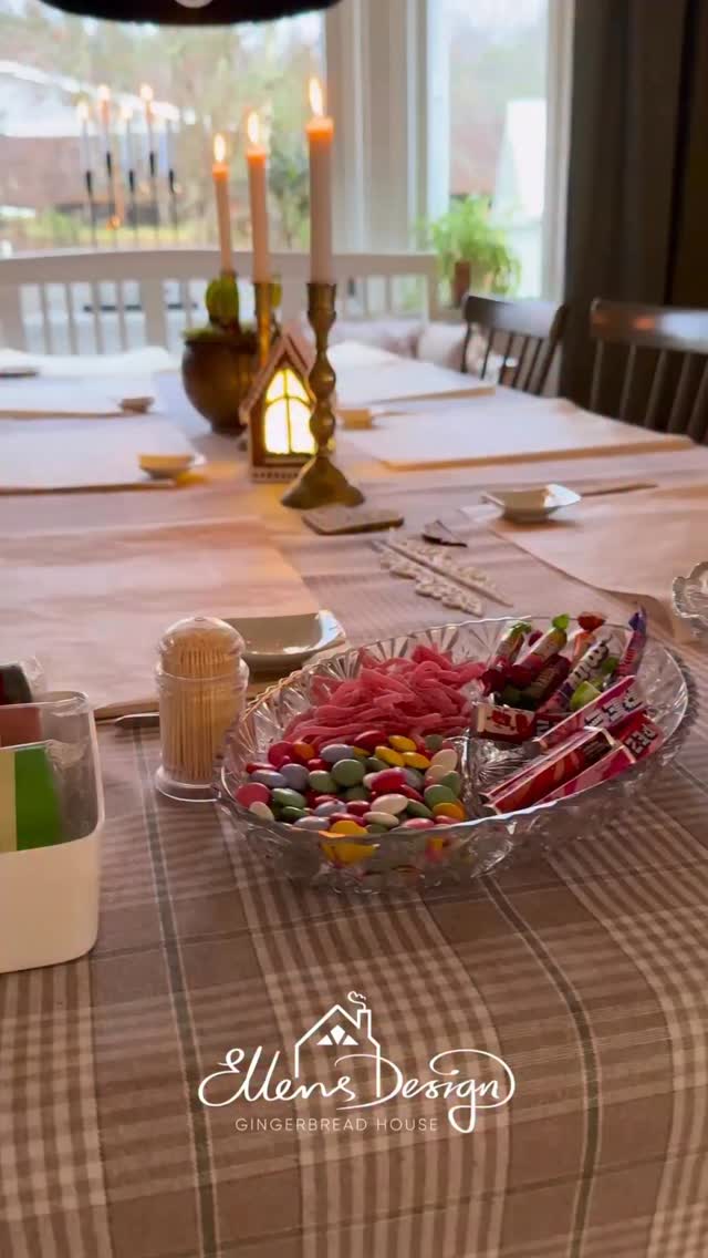 Vi har haft som tradition i många år att ses på lucia, baka pepparkakor eller lussebullar och mysa tillsammans 🤎✨☕️🏡
I år blev det något extra, jag höll en heldags-workshop i att bygga egna pepparkakshus med tre av mina favorittjejer och deras kreativa döttrar. De här små (och stora) kreatörerna har längtat länge efter just en sådan här tjej-dag, och det blev verkligen så lyckat ✨🌟🤎
En intensiv dag med kreativt flow i hela 12 timmar – från deg till färdigt hus! Alla fick välja varsitt av mina tre småhus-set ur mina mappar (perfekt kit för en pysseldag tillsammans), och runt omkring växte det fram fantastiska små hus. Det blev massor av skratt, djup koncentration, mat, kaffe, bubbel och gott, allt till stämningsfull musik och till och med lite dans, utförd av mammorna live (den håller vi för oss av respekt för döttrarna😉😘)
Vi är trötta men så lyckliga över att vi fick till den här träffen. Och än en gång blir jag imponerad av att alla orkade hela vägen – även minsta tjejen som bara är 6 år! ✨
Reklam för egen verksamhet
#pepparkakshus #peppakakor #gingerbread #gingerbreadhouse #gngerbreadhouses #workshop #girlsday #creativeflow #greativity #christmasevent #christmastradition #gingerbreadhouseworkshop #bake #cookies #baking