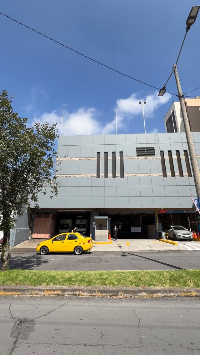 🤝✨ Swissôtel Quito: Construyendo comunidad junto a nuestros vecinos
La mañana del sábado 29 de noviembre, un grupo de colaboradores de Swissôtel Quito participó en una jornada de voluntariado destinada a embellecer los exteriores del Colegio Quintiliano Sánchez, ubicado frente al hotel, en la calle Isabel La Católica.
Esta actividad, realizada con entusiasmo y compromiso, refleja nuestro propósito de aportar positivamente al entorno que compartimos y fortalecer los lazos con la comunidad que nos rodea. Fue una mañana llena de colaboración, orgullo y trabajo en equipo, donde cada brocha y cada esfuerzo representaron nuestro deseo de crear espacios más agradables para nuestros vecinos y para los estudiantes del sector.
En Swissôtel Quito, creemos firmemente que la hospitalidad va más allá de nuestras puertas: se construye también desde la responsabilidad social, el respeto y el apoyo mutuo.
Agradecemos a todos los colaboradores que participaron en esta iniciativa. Su energía, compañerismo y espíritu solidario hicieron de esta jornada una experiencia verdaderamente significativa.
Seguimos trabajando juntos por una comunidad más unida, más fuerte y más bella.
💙🇨🇭
#SwissotelQuito #ResponsabilidadSocial #CommunityEngagement #TrabajoEnEquipo #Voluntariado #HospitalidadConPropósito #Quito #OrgulloSwissotel #Sostenibilidad #ApoyoALaComunidad