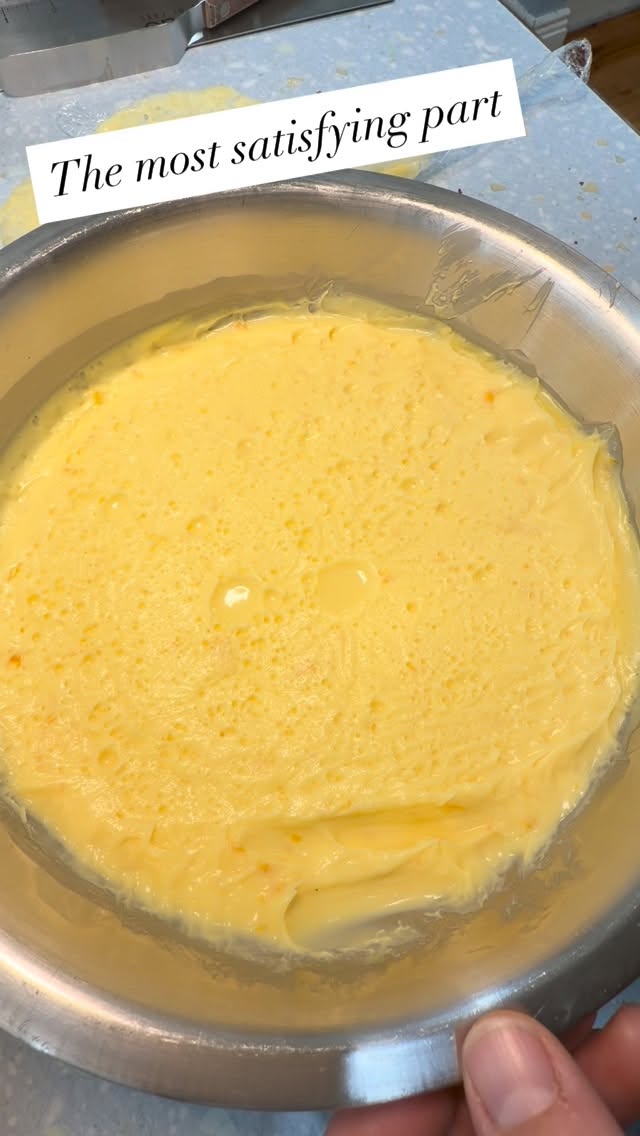 The most satisfying part of making orange curd ๐โจ
The perfect silky stir with extra orange zest for more of that citrus flavour.
Fresh, bright and so good in cakes, cupcakes or just straight off the spoon. ๐ฅ ๐คค ๐
#amberblossomcakes #cake #cakedecorating #orangecurd #southcoastweddings #cakefillings
