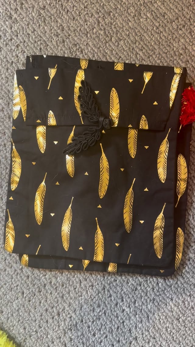 Did you know i also sell handmade booksleeves? There are 3 designs currently, with a new one coming in 26. These ones are 50% off currently. Shop at the link in my bio and check out the clearance section of the shop.
#bookreels #smallbusiness #indieauthor