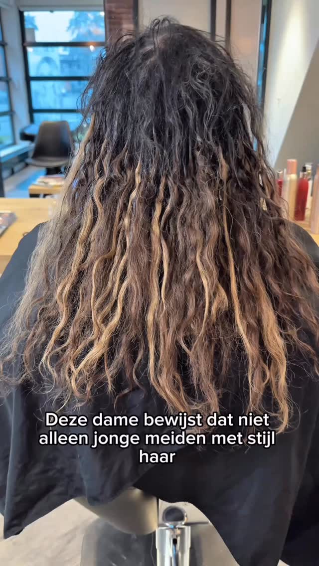 Niet alleen jonge meiden met stijl haar willen volume en lengte! 💇♀️
Deze beauty bewijst dat extensions perfect zijn voor alle haartypes én leeftijden. Ze kwam met extensions die aan vervanging toe waren, en na het zorgvuldig verwijderen, wassen en voorbereiden van het haar, hebben we 80 krullende hairextensions geplaatst.
Van steil geföhnd (even voor het plaatsen 😉) naar een volle, krullende bos die perfect bij haar eigen look past!
Benieuwd naar de kosten? Voor deze 80 extensions betaalde ze €455,- voor het totale pakket.
Stuur ons een berichtje voor jouw gratis en vrijblijvende intake!
#krullen #hairextensions #extensionsmetkrul #curlyhairgoals #curlyextensions #volumeenhair #langhaar #keratine #extensions #zoetermeer #kapsalon #haarverlenging