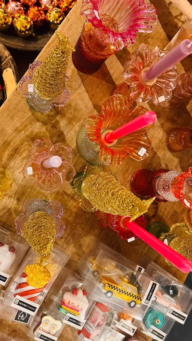 ✨ Kleurrijke cozy vibes in the making…
Bij Pand 6 vind je de mooiste glazen kandelaren, feestelijke kaarsen en vrolijke ornamenten om jouw huis helemaal winter ready te maken. 🎄🕯️
Kom gezellig langs in Haarlem en laat je inspireren! ✨
#haarlemshopping #haarlem #schagchelstraat