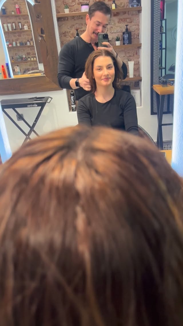 Merhabalar bugün müşterimize medikal kaynak işlemi uyguladık müşterimizin saçları çok koyu ve yıpranmıştı önce koyu olan saçlarını Amerikan şampuan yaparak hiç zarar vermeden doğru uygulamalarla ve doğru işlemlerle saçını açtık ve güzel bir renk tonlaması yaptık ve bunun üstüne 200 adet kendinden geçişli orijinal saçlarımız kullandık ve bu sayede saçları daha hacimli ve daha uzun bir saça kavuştu müşterimiz ve çok mutlu oldu siz de saçlarınız hacim siz ve çok azsa ve bir an önce sağlıklı ve uzun saçlara sahip olmak istiyorsanız bu gibi uygulamalarla saçlarınızı uzatabilirsiniz sizde bu işleme sahip olmak istiyorsanız bize web sayfamızdan ya da Instagram sayfamızdan randevu alarak ulaşabilirsiniz ve indirimli Fiyatlarimizdan yararlanabilirsiniz lütfen fikirlerinizi Yorumlarda paylaşırsanız çok sevinirim#kesfet #hair #keşfetteyiz