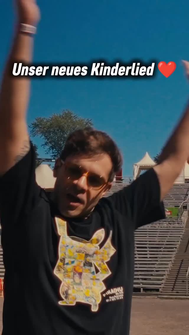 🐴✨ Juhu, unser neuer Song ist da!
„Komm spielen“ ist ab heute überall verfügbar!
Singt, tanzt, spielt mit – wir wollen eure Clips sehen! 🎶💛
#Honigkuchenpferde #KommSpielen #Kinderlieder #Spaß #NeueMusik