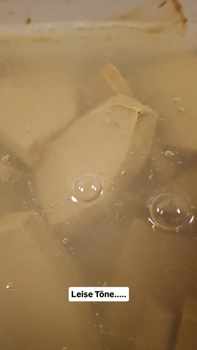 Trockene Tonreste werden eingesumpft, damit sie wieder neu verarbeitet werden können .....#keramikwerkstatt #stemwede #töpferkurse #teapot #keramik